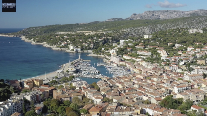 Vue aérienne du village de Cassis prise de vue par drone © Drone-Pictures Marseille 