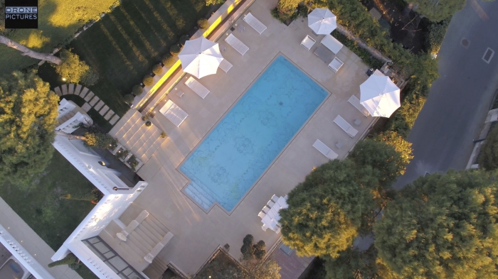 Vue aérienne d'une piscine dans une Villa de Luxe à Saint-Jean-Cap-Ferrat, French-Riviera, vue drone © Drone-Pictures