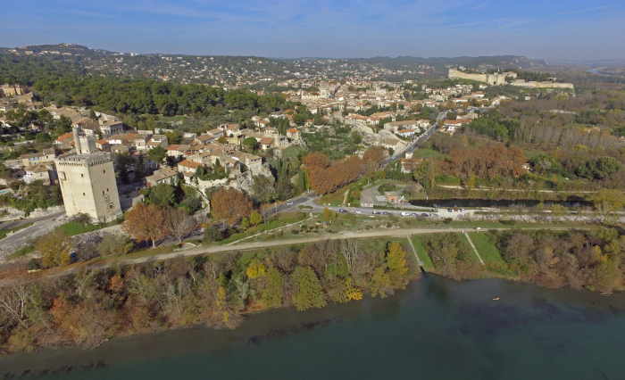 Villeneuve-lez-Avignon et le Fort Saint André au loin, vus par drone depuis le Rhône, Vaucluse, France - © Drone-Pictures.com