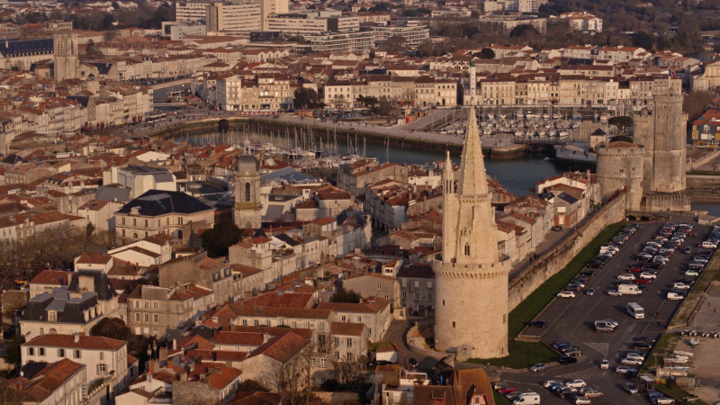Vue aérienne du bord de mer de La Rochelle avec la Tour de la Lanterne, Charente-Maritime, France © L'Atelier du Ciel