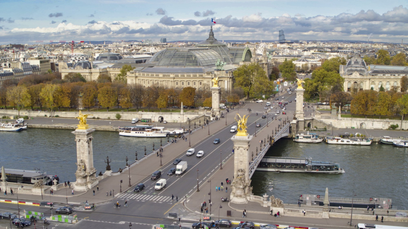 Vue de drone du pont Alexandre 3 a Paris avec la Seine et le Grand Palais, France © 2078894-80-AIRBUZZ