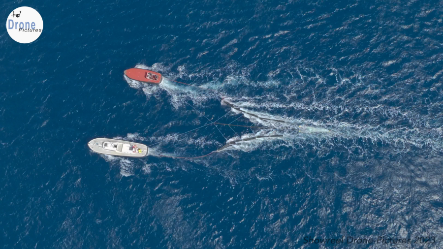 10 - Deux bateaux en mer tractant le MPS11 pour V2O Marine - Drone Pictures-00013812