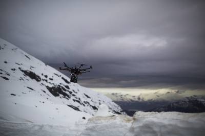 Vol d'un drone hexacoptère en hiver, en Norvège