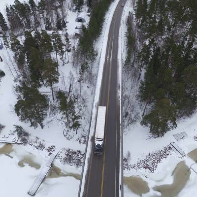 Photographie aérienne par drone d'un camion Renault Trucks sur une route enneigée en Norvège