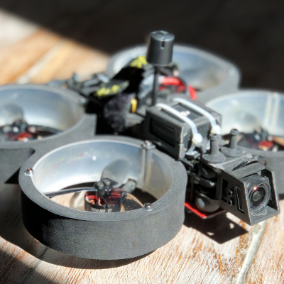 Un mini drone FPV avec ses protections de mousse pour une parfaite sécurité