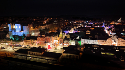 Image aérienne des lumières de noel à Montbéliard et son marché de noel prise par drone
